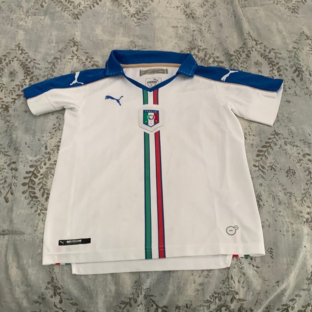 Young mens Italia soccer jersey.  White. Puma